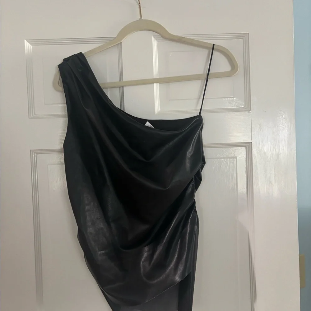 Elegant Black One-Shoulder Dress - Picture 2 of 3